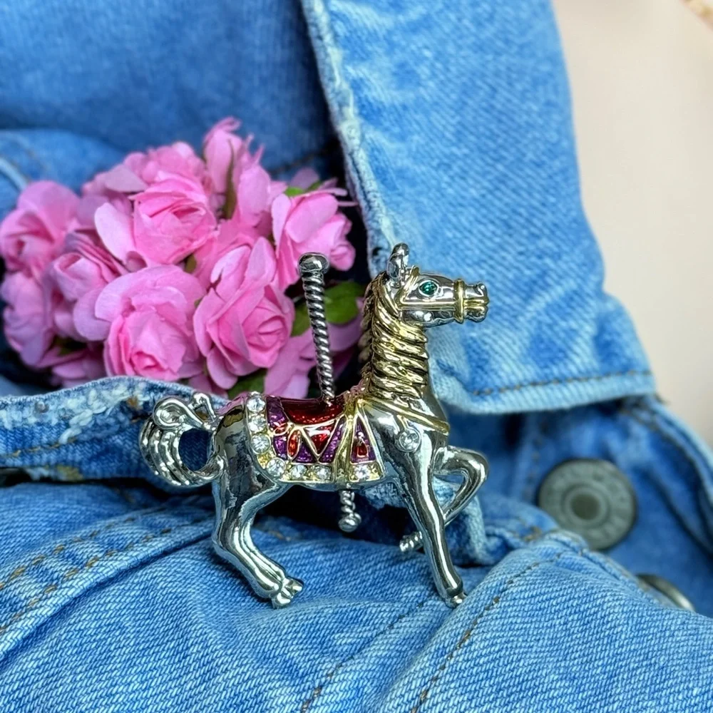 NEW | Carousel Horse Brooch With Enamel and Zirconia 🎠💎 - Picture 4 of 4